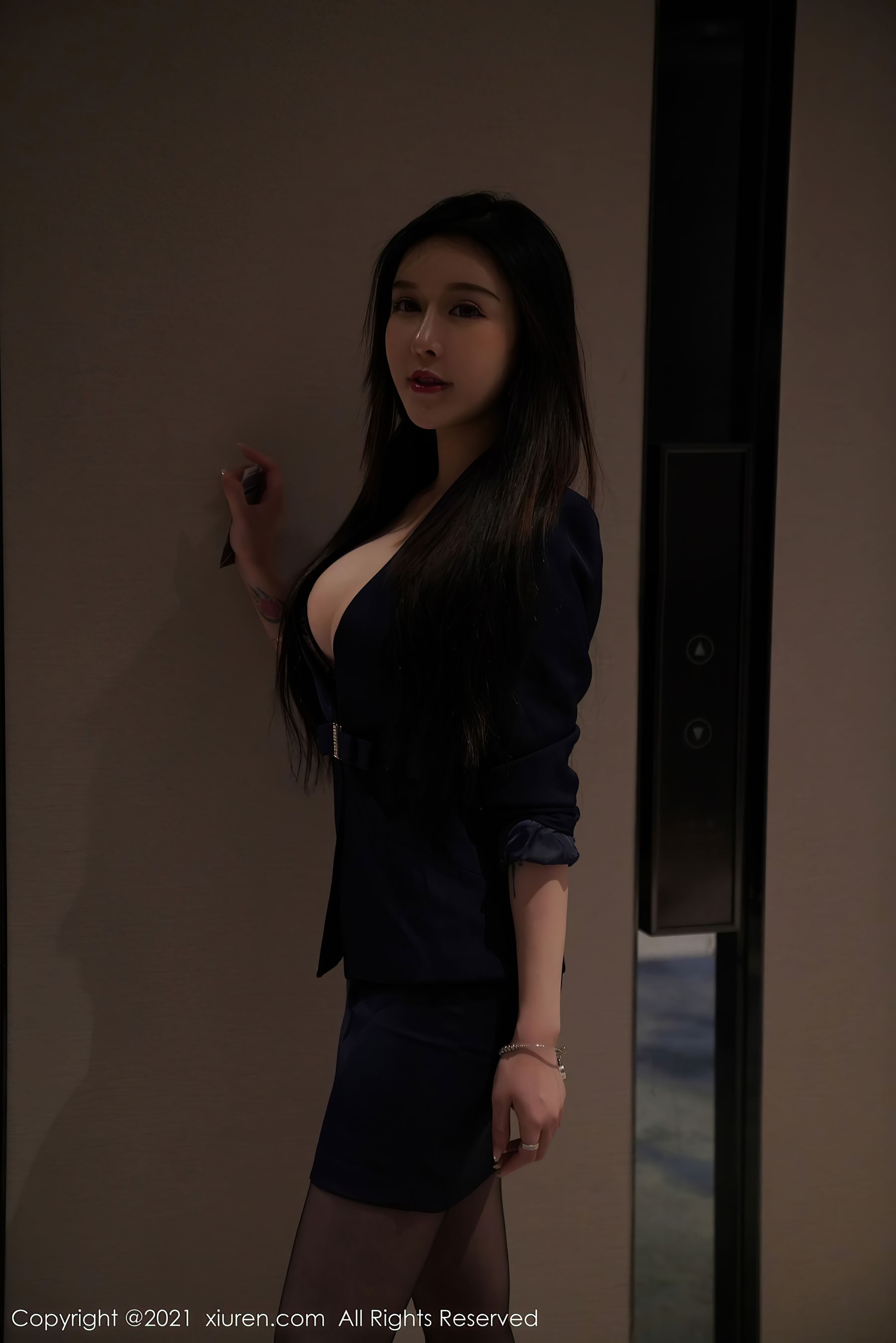 [秀人网]丝袜少妇黑丝制服美女故事:玉兔miki(吴玉)无水印写真大图收藏合集(80P)